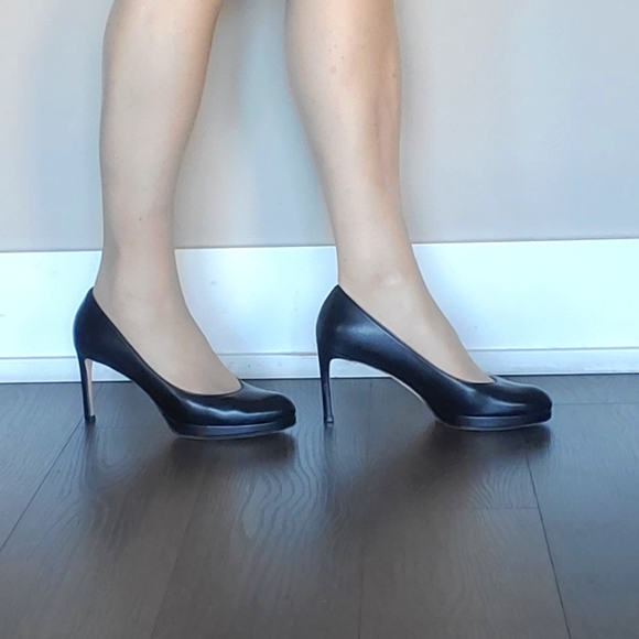 Stuart Weitzman All-Leather Classic Pumps ๐  - Picture 2 of 16
